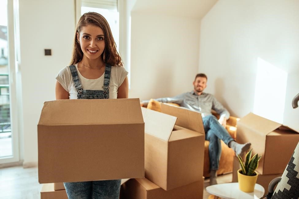 When to Use Cardboard Boxes for Self Storage vs Plastic Bins